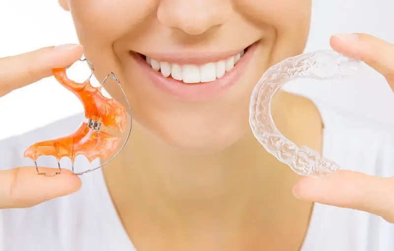 Czy noszenie nakładek Invisalign boli?
