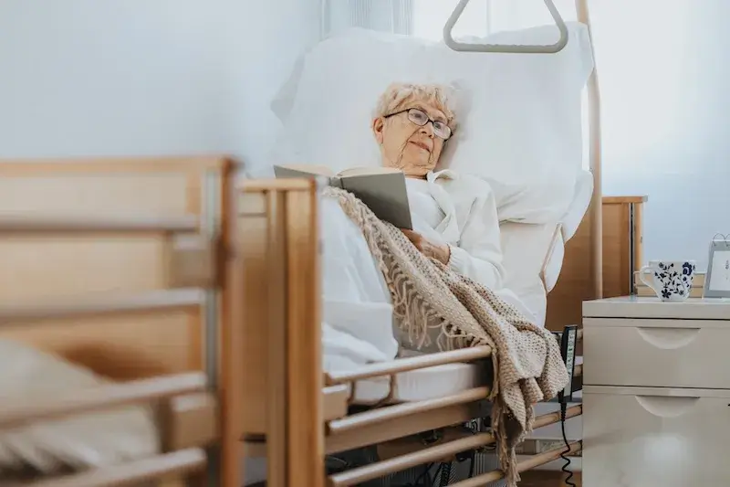 Łóżka rehabilitacyjne drewniane